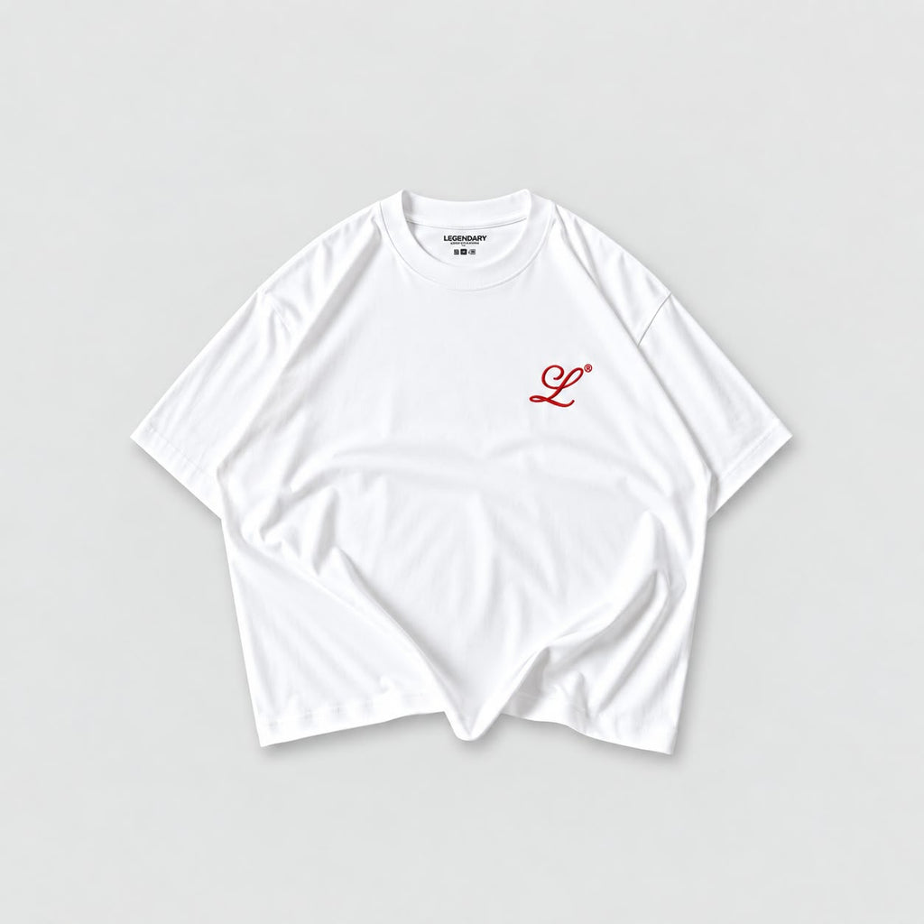 Camiseta blanca boxy oversize Legendary Immortal God con monograma rojo en el pecho.