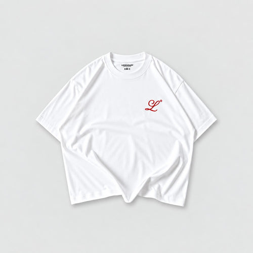 Camiseta blanca boxy oversize Legendary Immortal God con monograma rojo en el pecho.
