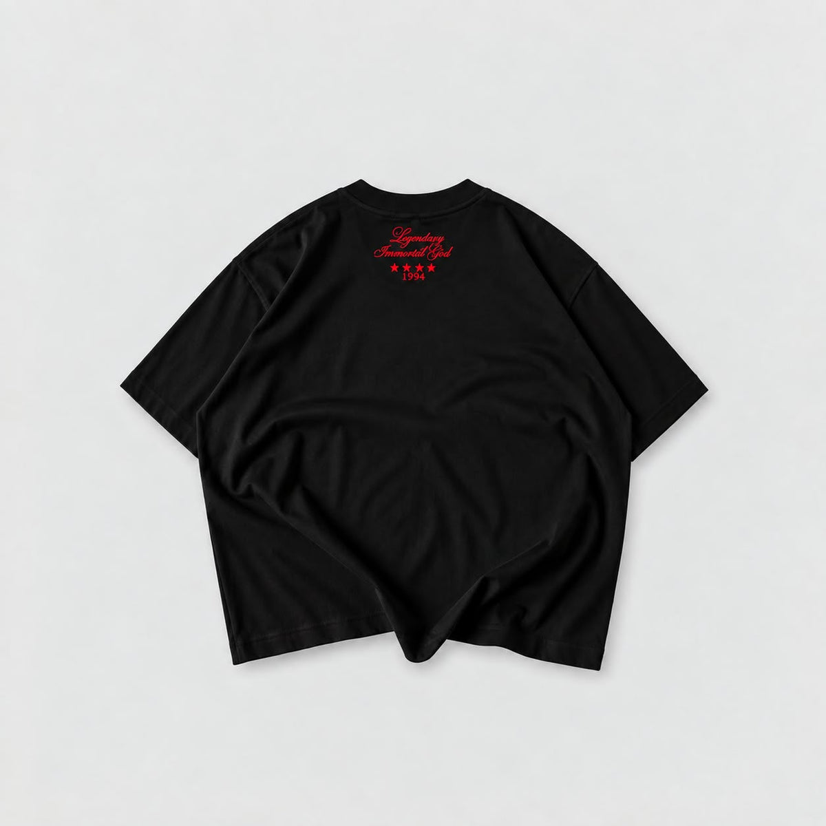 Camiseta negra boxy oversize Legendary Immortal God con lettering rojo, estrellas y año 1994 en la espalda.