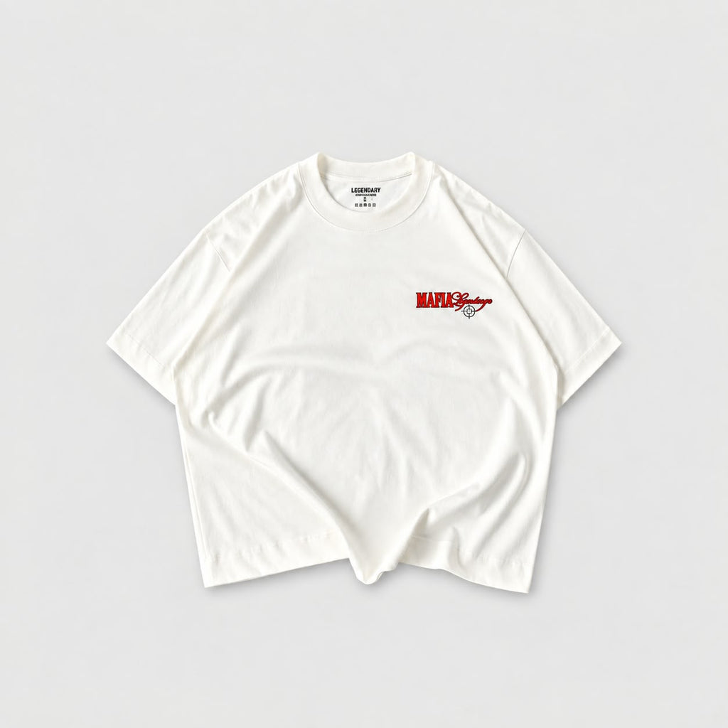 Camiseta boxy color hueso Legendary Mafia con logotipo rojo en el pecho.