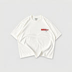 Camiseta boxy color hueso Legendary Mafia con logotipo rojo en el pecho.