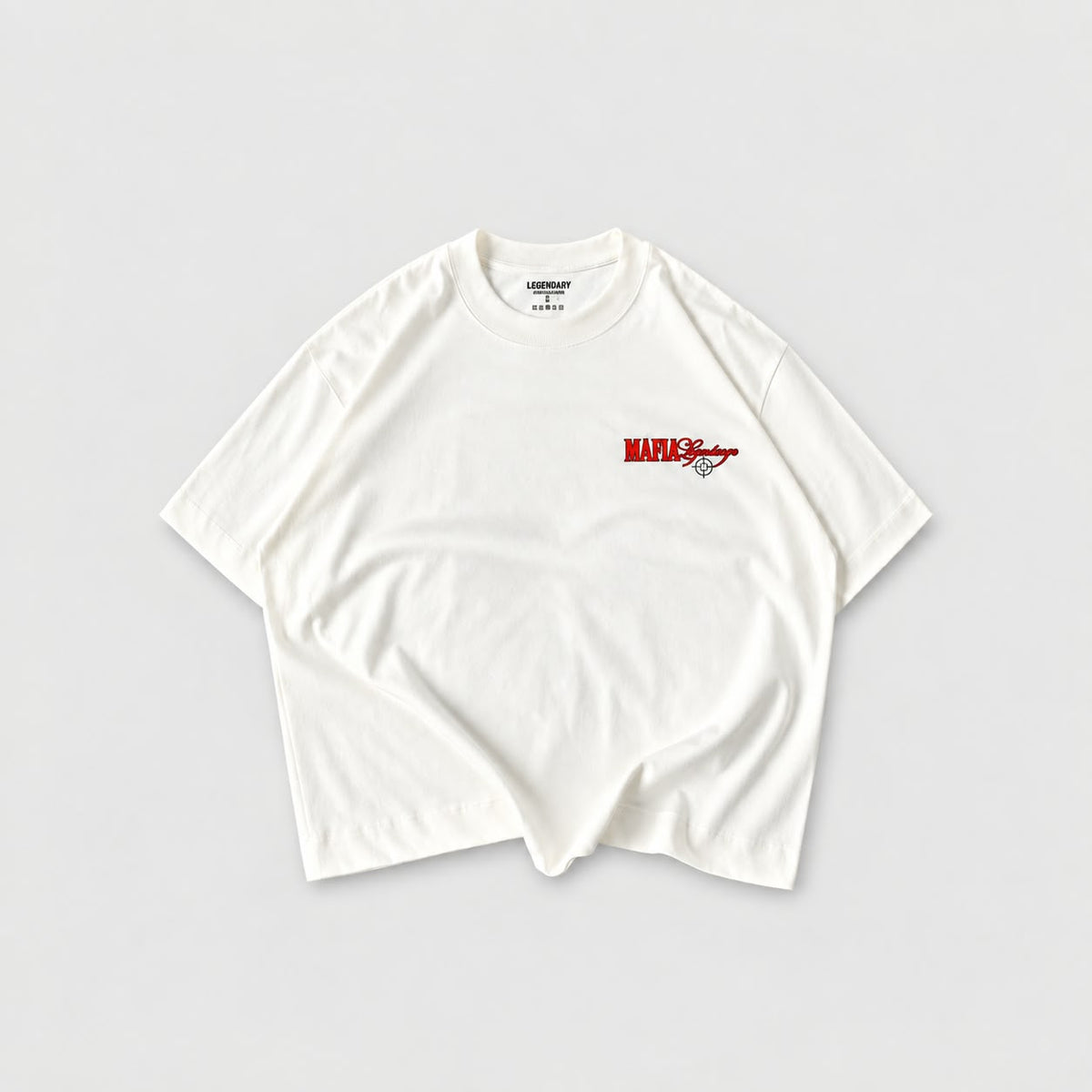 Camiseta boxy color hueso Legendary Mafia con logotipo rojo en el pecho.