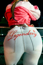 Jean denim claro Legendary detalle bordado posterior de la marca.