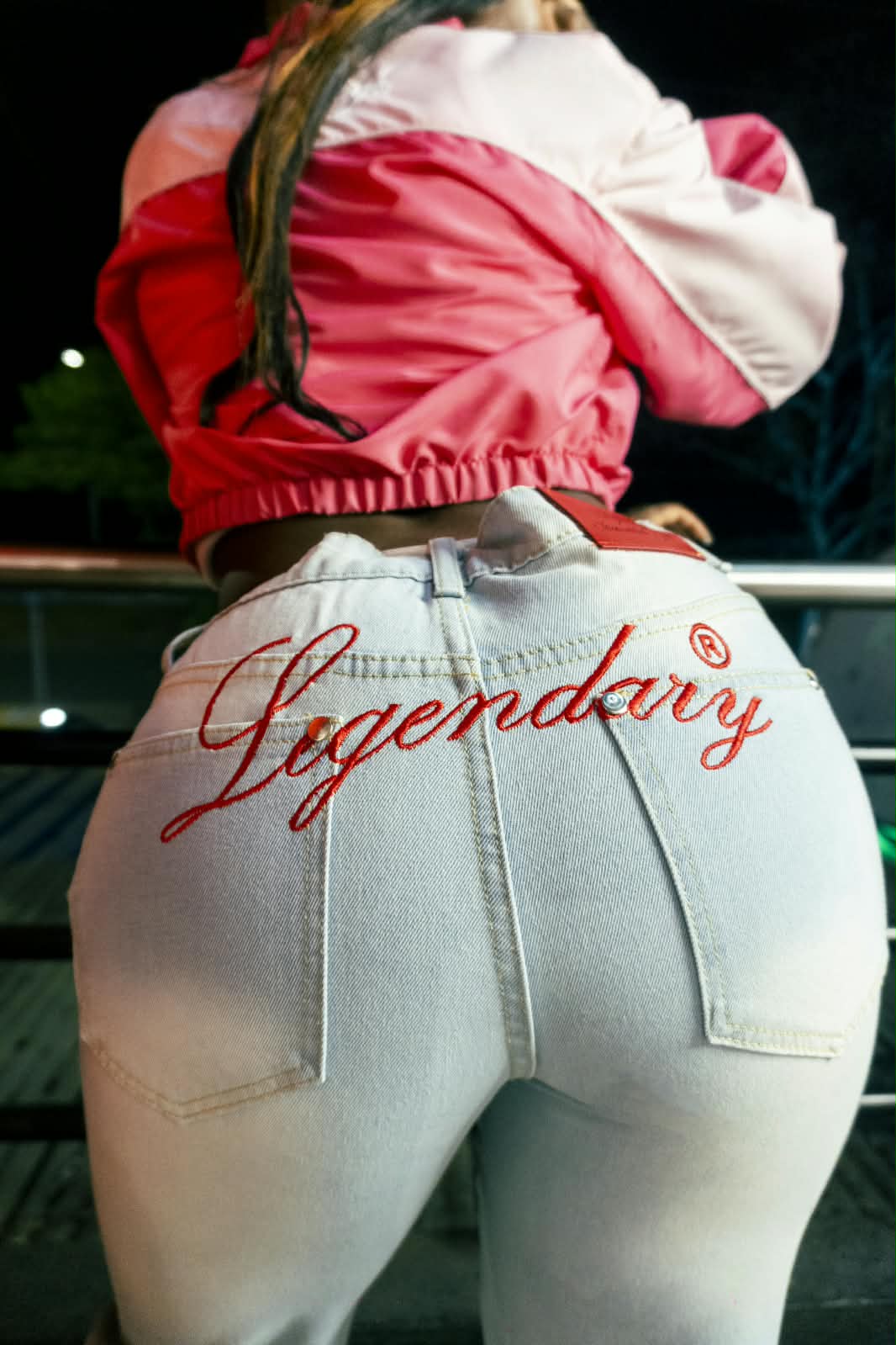 Jean denim claro Legendary detalle bordado posterior de la marca.