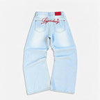 Jean denim claro Legendary con bordado posterior de la marca.