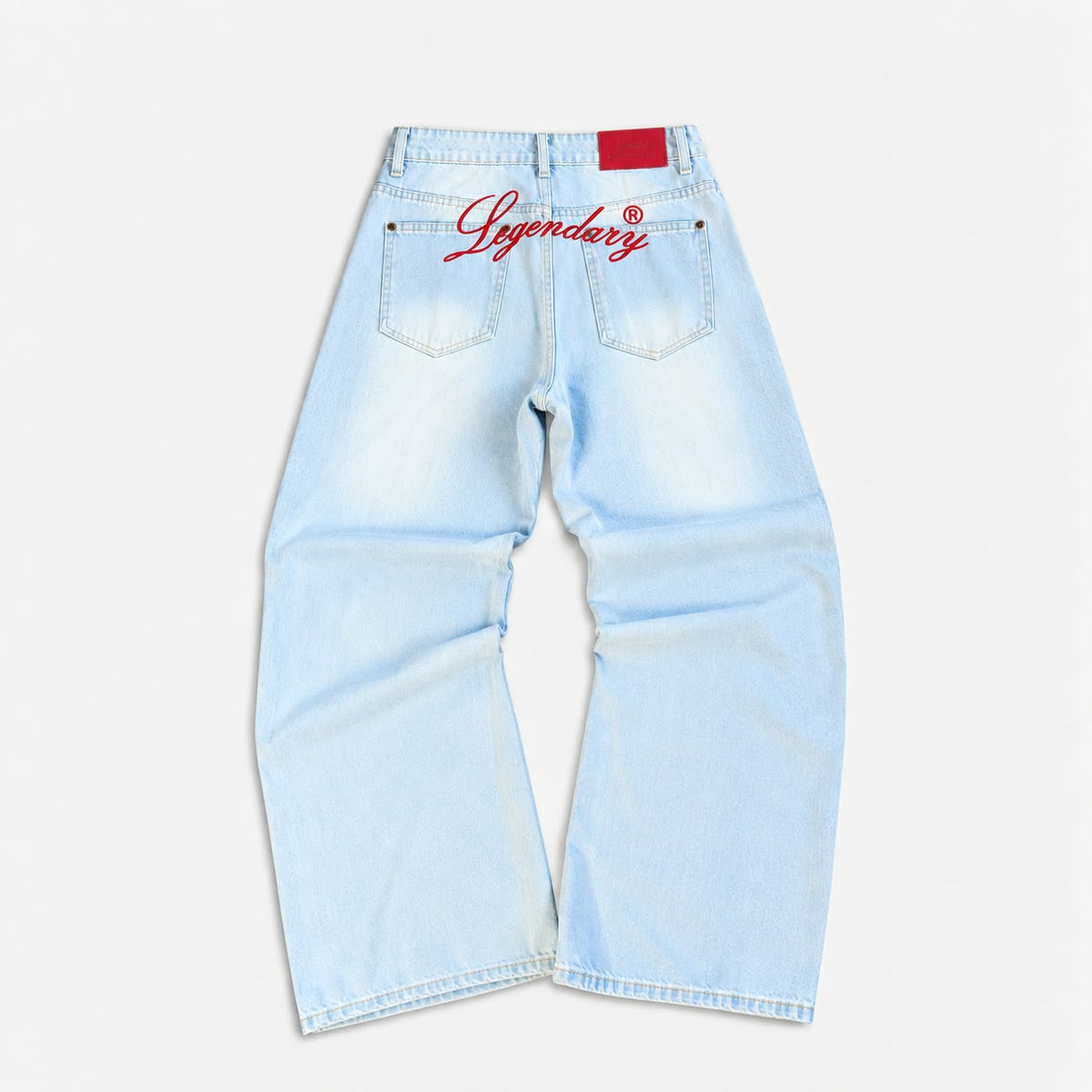 Jean denim claro Legendary con bordado posterior de la marca.