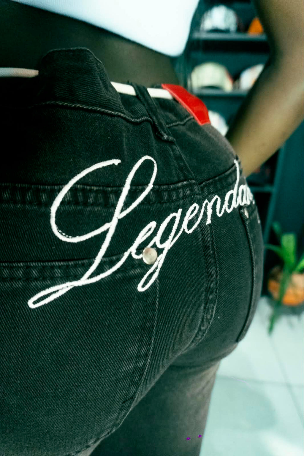 Detalle del bordado Legendary en la parte posterior del jean negro.
