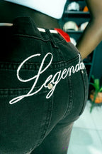 Detalle del bordado Legendary en la parte posterior del jean negro.
