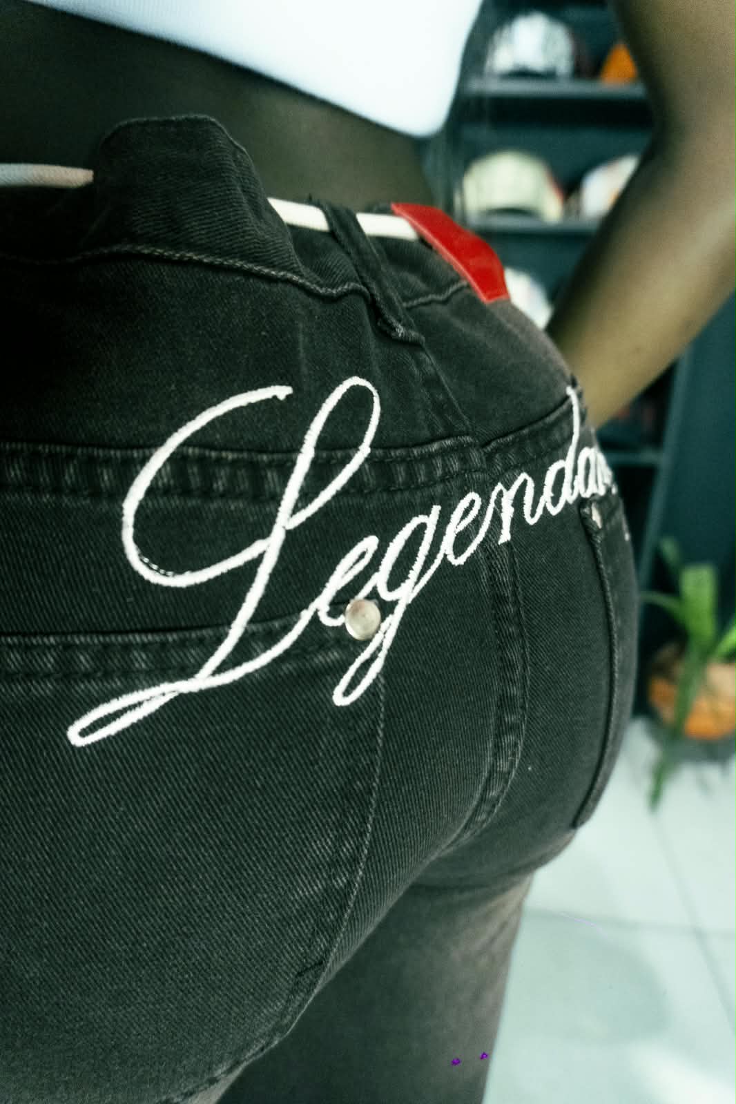 Detalle del bordado Legendary en la parte posterior del jean negro.