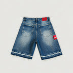 Vista posterior de short denim azul Legendary con etiqueta roja y acabado deshilachado.