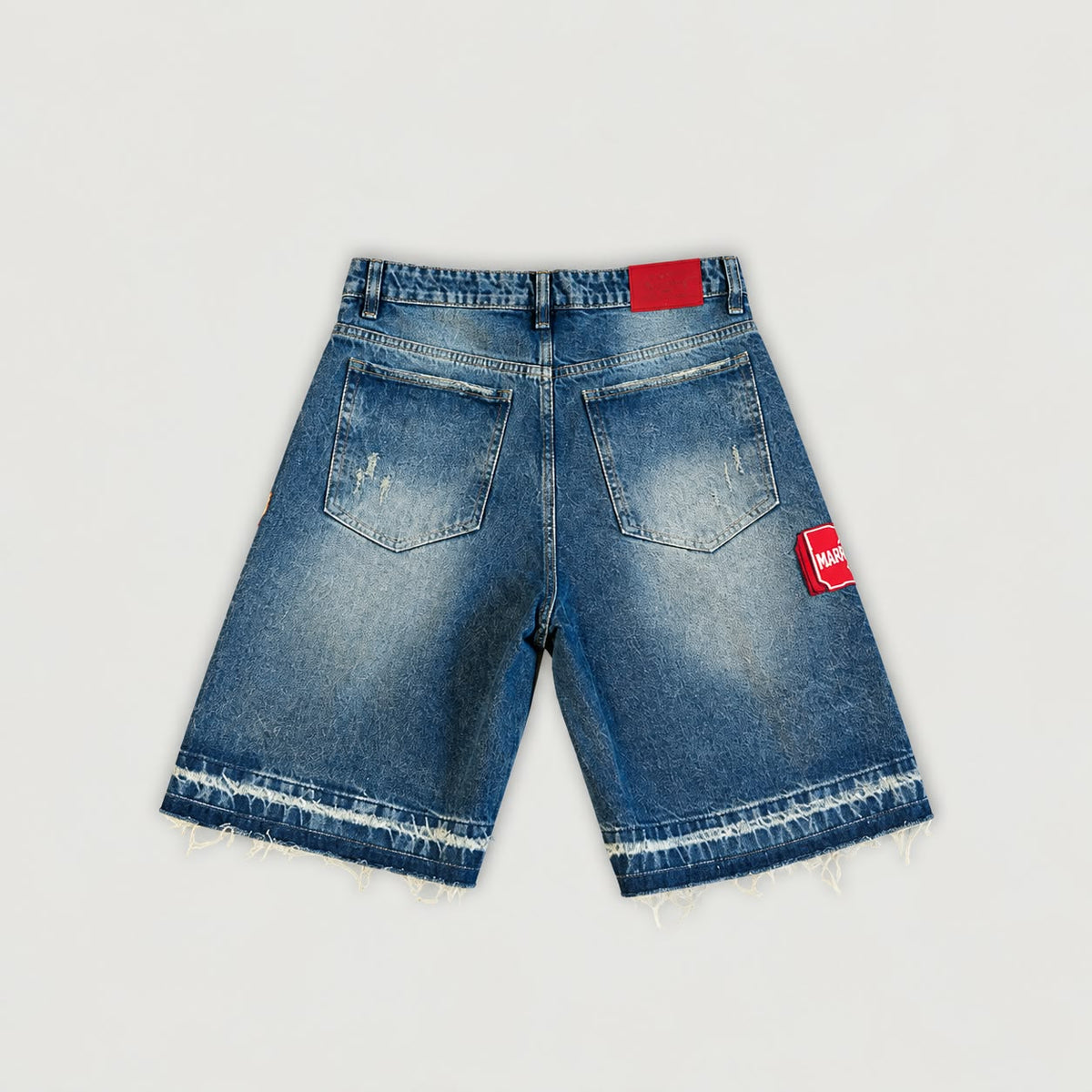 Vista posterior de short denim azul Legendary con etiqueta roja y acabado deshilachado.